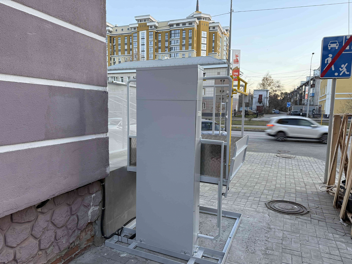 Подъемник ВПМ-01 для отделения Азиатско-Тихоокеанского Банка в Барнауле